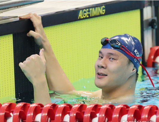 조기성이 9일 오후(한국시간) 인도네시아 자카르타 겔로라 붕 카르노(GBK) 아쿠아틱 센터에서 열린 2018 인도네시아 장애인아시안게임 수영 남자 자유형 100m S4(1-4) 결선에서 레이스를 마친 뒤 기록을 확인하고 있다.