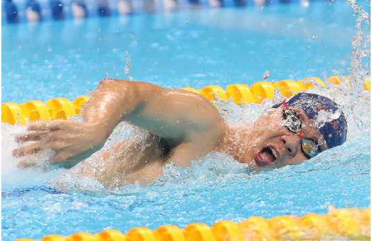 조기성이 9일 오후(한국시간) 인도네시아 자카르타 겔로라 붕 카르노(GBK) 아쿠아틱 센터에서 열린 2018 인도네시아 장애인아시안게임 수영 남자 자유형 100m S4(1-4) 결선에서 역영을 펼치고 있다.