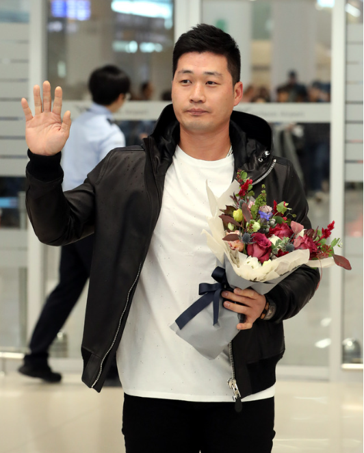 한국인 최초로 한·미·일 프로야구 포스트시즌 출전이라는 대기록을 세운 콜로라도의 오승환이 17일 오후 인천공항에 귀국하고 있다.