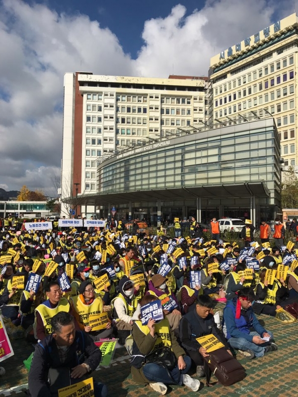 서울대학교병원 비정규직 노동자인 원·하청 직원들이 정규직 전환을 요구하며 9일 공동 파업에 들어갔다. 이들은 서창석 병원장을 '적폐 병원장'으로 규정, 이번 문제를 해결하지 못하면 자리에서 물러나라고 했다.
