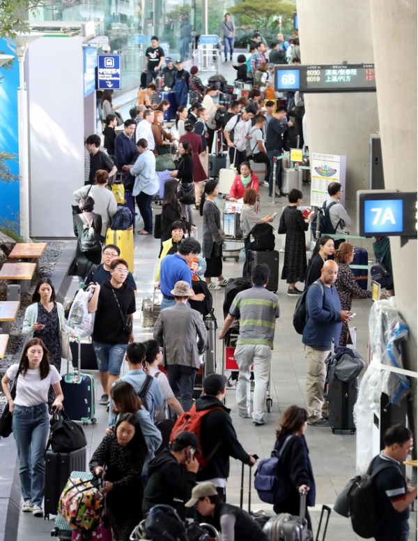 올 추석연휴(9.22~26)와 주말을 이용해 해외여행에 나섰던 여행객들이 30일 일상으로 복귀하기 위해 인천공항으로 귀국, 버스를 기다리고 있다. 인천공항공사는 이날에만 10만6000여명 입국할 것으로 전망했다. 2018.09.30.