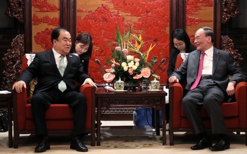 이재은 기자 = 문희상(왼쪽) 의장은 8일 오전 베이징 중난하이(中南海)에서 왕치산 국가부주석과 면담을 가졌다.(제공=국회의장실)