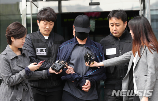 30대 남성을 둔기로 살해 후 사체를 유기한 혐의를 받는 피의자 조 모 씨가 영장실질심사를 받기 위해 11일 오전 서울 성북경찰서를 나서고 있다. 2018.05.11