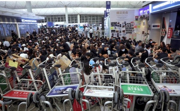 지난 13일 오후 홍콩의 '범죄인 인도 법안(송환법)' 반대 시위대가 공항 내 카트를 쌓아 차벽을 이루며 대규모의 농성을 벌이고 있다. 지난 이틀 동안 탑승 수속이 중단됐던 홍콩국제공항은 14일(현지시간) 오전 업무를 재개한 상황이다. 2019.8.14.