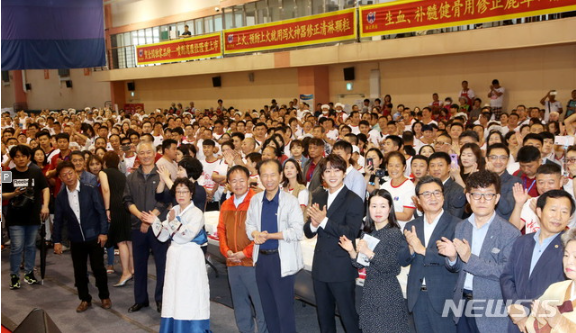 (사진은 7일 춘천 봄내체육관에서 열린 중국 수정제약그룹과 함께하는 한-중 사랑의 김치담그기 및 나누기 행사