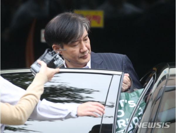 조국 법무부 장관이 27일 오전 서울 서초구 방배동 자택을 나서고 있다.