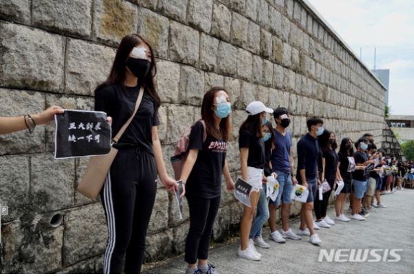 5일 홍콩의 한 의과대학에서 학생들이 인간띠를 이뤄 시위를 벌이고 있다. 2019.09.06
