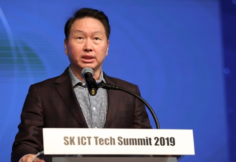 최태원 SK 회장이 28일 서울 광진구 워커힐 호텔에서 열린 ‘SK ICT Tech Summit 2019 (SK ICT 테크 서밋 2019)’ 개막식에서 개회사를 하고 있다. (사진/SK텔레콤 제공)