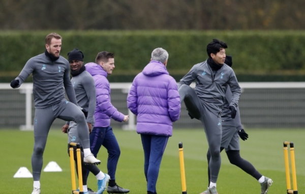 Tottenham's manager Jose Mourinho, centre right, watches his players, including Tottenham's Harry Kane, left and Son Heung-min, right, during a training session for their upcoming Champions League Group B soccer match against Olympiakos at their training ground in London, Monday, Nov. 25,2019. Tottenham play Olympiakos on Tuesday. (AP Photo/Alastair Grant)