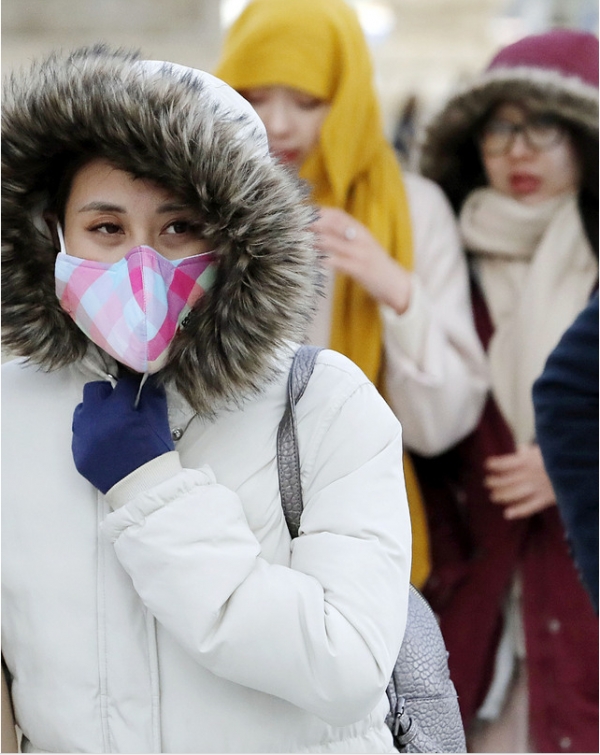 서울에 한파주의보가 발령된 18일 오후 서울 광화문 앞에서 외국인 관광객들이 강한 바람에 옷깃을 여미며 길을 걷고 있다. 2019.11.18.