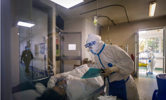 신종 코로나바이러스 감염증(코로나19) 지정 병원인 중국 후베이성 우한시의 진인탄 병원에서 의사가 환자를 살피고 있다. 2020.02.18.