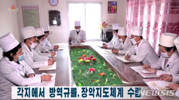 북한 조선중앙TV가 12일 신종 코로나 바이러스 감염증(코로나19) 예방 관련 보도를 하고 있다. (사진=조선중앙TV 캡쳐) 2020.02.12.