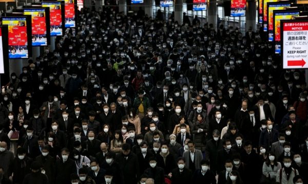 3일 일본 도쿄의 시나가와역에서 마스크를 쓴 출근길 시민들이 몰려나오고 있다. 일본 정부는 신종 코로나바이러스 감염증의 확산과 예방이 앞으로 2주가 중요하다고 밝혔다. 2020.03.03.