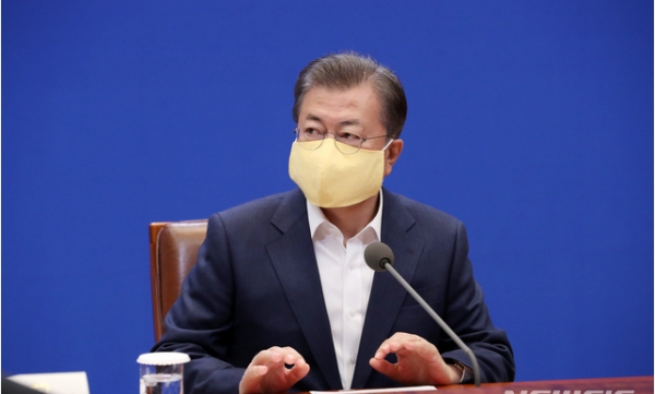 마스크를 쓴 문재인 대통령이 19일 청와대에서 열린 제1차 비상경제회의에 참석해 자리에 앉고 있다. 2020.03.19