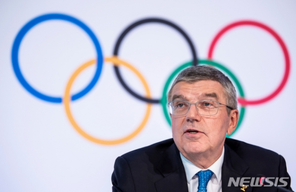 토머스 바흐 국제올림픽위원회(IOC) 위원장이 4일(현지시간) 스위스 로잔에서 집행위원회 회의 이후 기자회견 중인 모습. 바흐 위원장은 22일 선수들에게 보낸 편지를 통해 도쿄 올림픽 연기 여부를 앞으로 4주 안에 결정하겠다고 밝혔다. 2020.03.23.