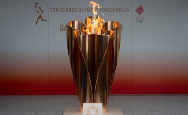24일 일본 후쿠시마에서 일반에 공개된 올림픽 성화가 타오르고 있다. 도쿄올림픽·패럴림픽 조직위원회는 오는 26일의 성화 봉송을 주자가 아닌 차량으로 봉송하는 방안을 고려하고 있다고 밝혔다. 조직위는 차량 봉송 모습을 동영상으로 촬영해 홍보한다는 구상이다. 2020.03.24.