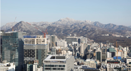 절기상 '우수'를 하루 앞둔 18일 오전 서울 중구 충무로에서 본 북한산에 눈이 쌓여 있다. 2020.02.18