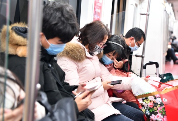 27일(현지시간) 중국 산시성 시안의 한 지하철 탑승객들이 마스크를 착용한 채 이동하고 있다. 구를 소독하고 있다. 시안시 관계자는 신종 코로나바이러스의 확산을 막기 위해 지하철역, 관광지, 공공 지역 등의 소독 및 검역을 강화했다고 밝혔다. 2020.01.28.