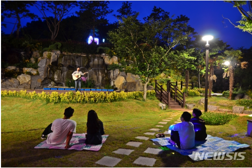 강진에서 즐기는 한여름 밤의 피크닉.(사진=한국관광공사 제공) 2020.6.26