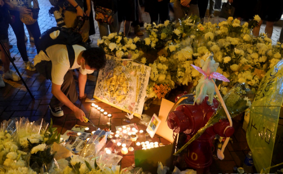 홍콩 애드미럴티의 쇼핑몰에서 송환법에 반대하는 시위를 벌이다가 추락사한 남성의 사망 1주년을 추모하려고 모인 시민들의 모습. 2020.06.30.