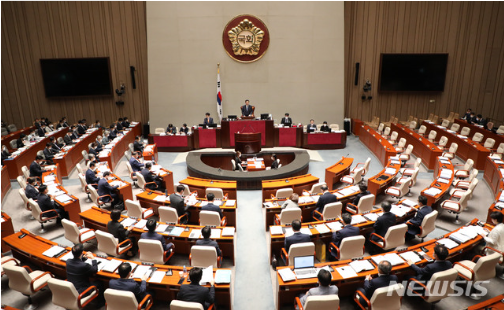 미래통합당 의원들이 불참한 가운데 30일 서울 여의도 국회에서 열린 예산결산특별위원회 전체회의가 열리고 있다. 2020.06.30.