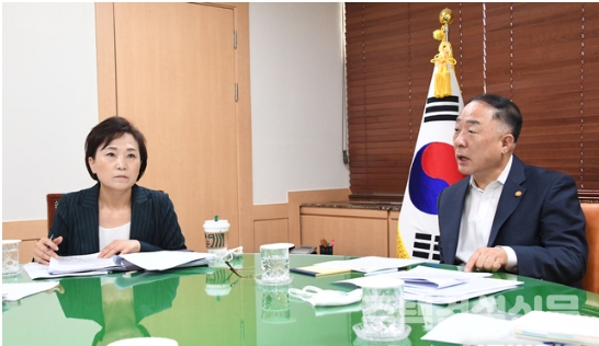 홍남기 부총리 겸 기획재정부 장관(오른쪽), 김현미 토교통부 장관(왼쪽) (사진=기획재정부 제공) 2020.07.07.