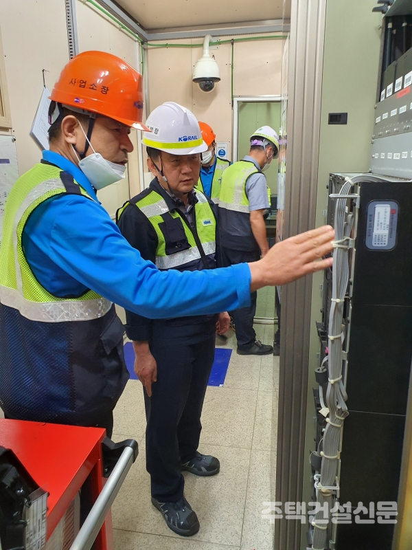 고준영 한국철도 기술본부장(가운데)이 국가안전대진단의 일환으로 8일 오후 충북 청주시에 있는 경부고속선로 열차무선중계기지국에서 통신계측장비로 열차 무선설비를 점검했다.