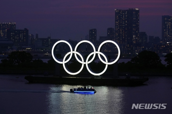 [도쿄=AP/뉴시스]지난 3일 밤 일본 도쿄 오다이바 해양공원에 설치된 올림픽 오륜 조형물이 빛나고 있다. 2020.06.04.