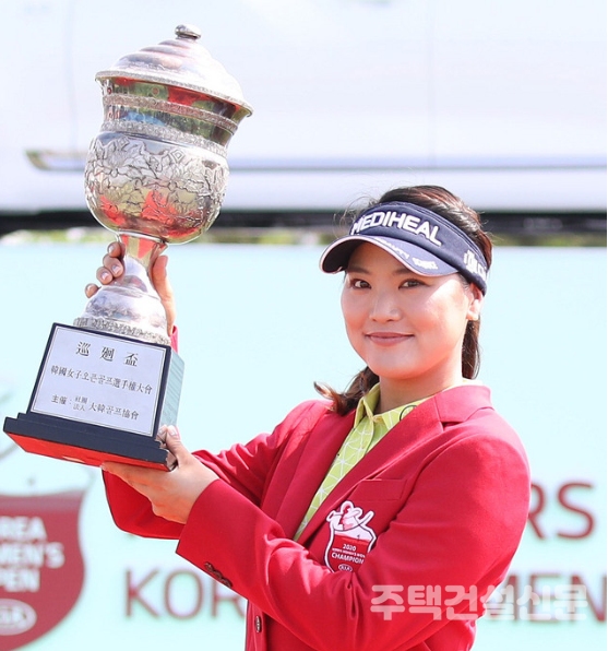 유소연이 21일 인천 베어즈베스트 청라 골프클럽에서 열린 '기아자동차 제34회 한국여자오픈 골프선수권대회' 4라운드에서 우승한 후 트로피를 들고 기념촬영을 하고 있다. 유소연은 이번 대회에서 버디 1개, 보기 1개를 쳐 이븐파 72타를 기록해 KLPGA 투어 통산 10승 고지를 밟았다.