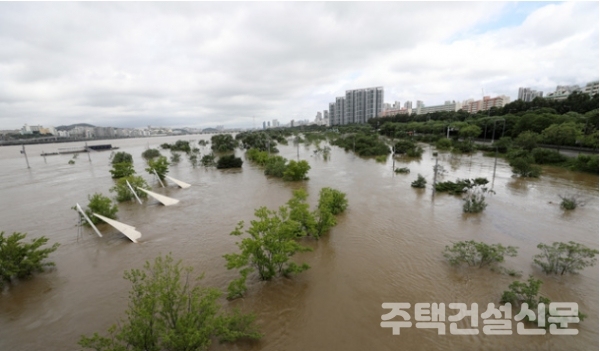 집중호우로 팔당댐과 소양강댐 방류량이 늘면서 한강의 수위가 높아지고 있는 6일 서울 서초구 반포한강공원 산책로가 물에 잠겨 있다. 2020.08.06.