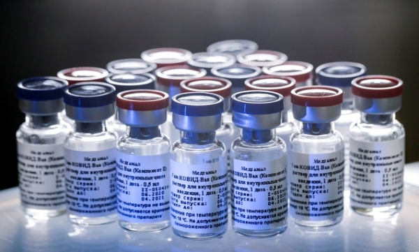 러시아는 11일(현지시간) 신종 코로나바이러스 감염증(코로나19) 백신 '스푸트니크V(사진)'이 세계최초로 공식 등록됐다고 발표했다. 사진은 모스크바 소재 니콜라이 가말레야 국립 전염병학 및 미생물학 센터에 백신이 진열돼있는 모습. 2020.8.12.