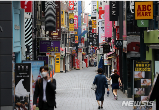 정부가 6일 종료 예정이었던 수도권 사회적 거리두기 2.5단계를 1주일 연장하기로 했다. 6일 서울 명동거리가 한산한 모습을 보이고 있다. 2020.09.06.