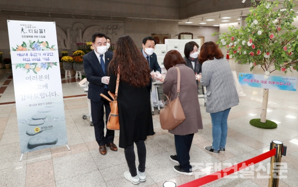 경기도의회 의장단이 취임 100일을 맞아 의회사무처 직원들에게 백일떡을 나눠주고 있다.