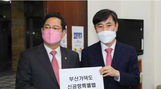국민의힘 하태경(오른쪽), 박수영 의원이 20일 국회 의안과에 국민의힘 부산지역 국회의원 15인이 공동발의한 '부산가덕도신공항 특별법안'을 제출하고 있다. (공동취재사진) 2020.11.20