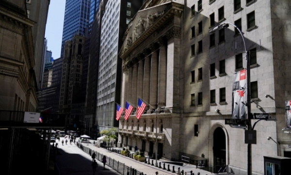 지난 14일 뉴욕 시민들이 뉴욕 증권거래소(NYSE) 앞을 지나가고 있다. 2020.10.22