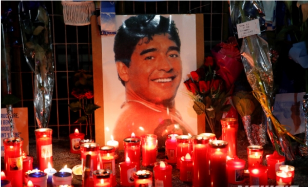 나폴리의 상파울루 축구경기장 앞에 설치된  마라도나의 추모의 장소에 26일 그의 사진과 수많은 촛불이 놓여져있다.