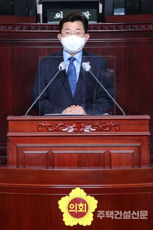 박근철 대표의원이 23일 열린 제350회 임시회 2차 본회의에서 연설을 하고 있다. 2021.02.23