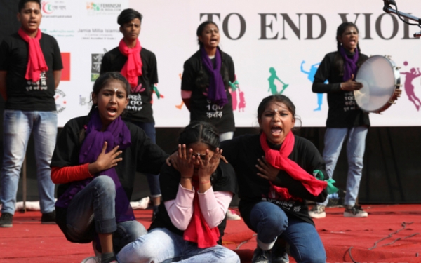 인도 수도 뉴델리에서 지난 9일 여자 어린이들이 여성과 소녀들에 대한 폭력에 반대하는 퍼포먼스를 펼치고 있다. 이는 여성과 소녀들에 대한 폭력을 종식시키기 위한 전 세계 '10억 봉기 캠페인'의 일환으로 열렸다. 2020.2.11