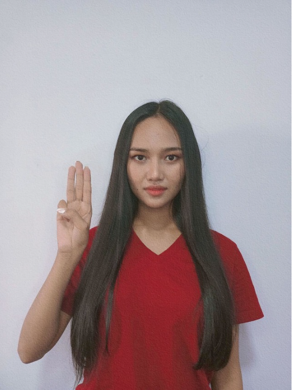미스 그랜드 인터내셔널에 미얀마 대표로 출전한 한 레이. '평화의 여신'을 표현한 전통 의상을 입고 있다. (사진 = 한 레이 페이스북 갈무리) 2021.03.26