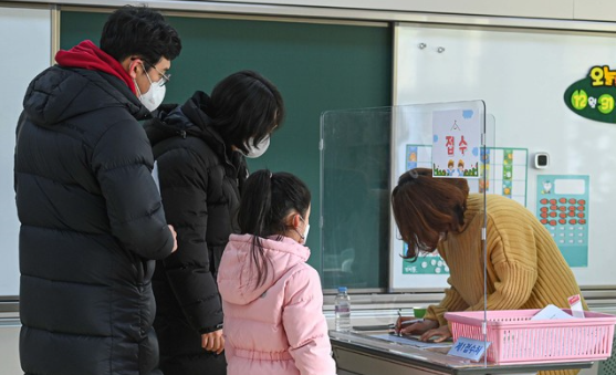 2021학년도 서울 초등학교 예비소집일인 6일 오후 서울 강남구 포이초등학교에서 어린이와 학부모가 예비소집 접수를 하고 있다. 2021.01.06