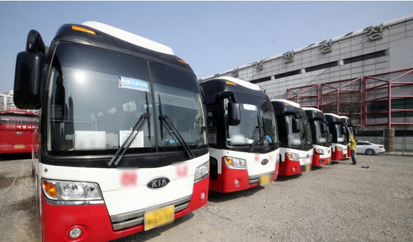신종 코로나바이러스 감염증(코로나19) 장기화로 인해 전세버스가 영업에 어려움을 겪고 있는 22일 오후 서울 양천구 목동종합운동장 주차장에 전세버스들이 주차되어 있다. 2021.02.22.