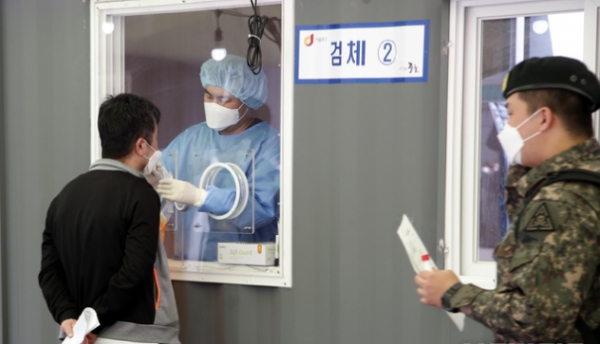 0시 기준 코로나19 일일 신규 확진자가 668명으로 집계된 7일 서울역 임시선별검사소를 찾은 한 시민이 검사를 받고 있다. 2021.04.07