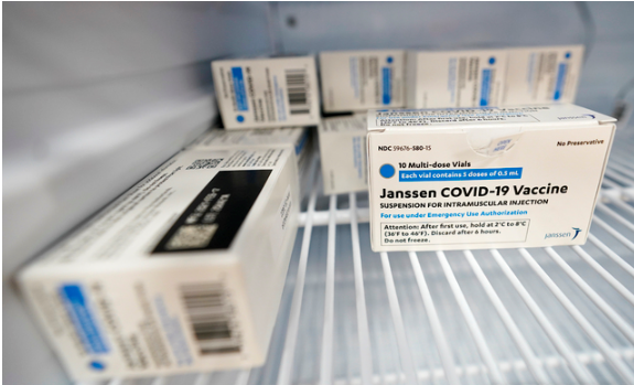 미국 뉴욕에 있는 코로나19 백신 접종소 냉장고에 존슨앤드존슨 백신이 보관돼있다. 2021.04.09.