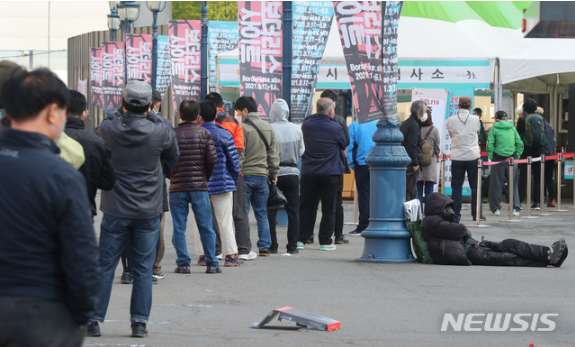지난 18일 오전 서울 중구 서울역 광장에 마련된 임시 선별검사소에서 검사를 받으려는 시민들이 차례를 기다리고 있다. 2021.04.18.