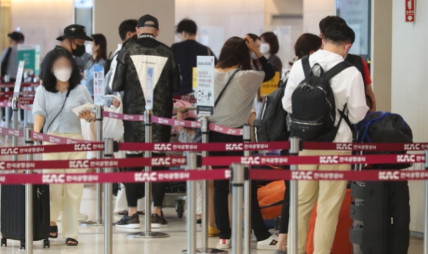 부처님 오신날을 하루 앞둔 18일 오후 김포국제공항 국내선 청사에서 여행객들이 탑승수속을 밟고 있다. 2021.05.18