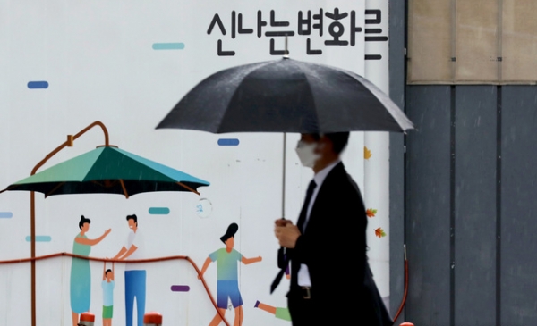 소나기가 내리는 지난 22일 오후 서울 서초구 서울중앙지방검찰청 앞에서 시민이 우산을 쓰고 있다. 2021.06.22