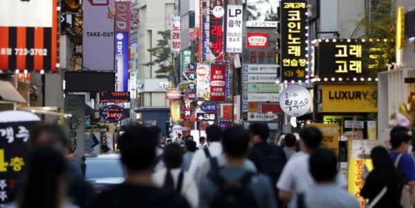 정부가 지난 20일(어제) 새로운 사회적 거리두기 개편안을 발표한 가운데 21일 오후 서울 종각역 인근 유흥가에서 시민들이 발걸음을 옮기고 있다. 7월부터 적용할 새로운 사회적 거리두기는 수도권 기준 식당·카페·유흥시설은 밤 10시에서 자정까지 영업시간이 연장되고, 사적 모임 인원도 6인까지 허용, 2주간 이행기간 후 8인까지 허용된다. 2021.06.21.