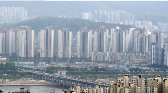 서울 용산구 남산에서 바라본 강남지역 아파트 모습.