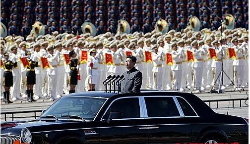 중국 국가주석 겸 중앙군사위 주석이 3일 베이징에서 열린 전승절 열병식에 참석해 사열하고 있다. 2015.09.03