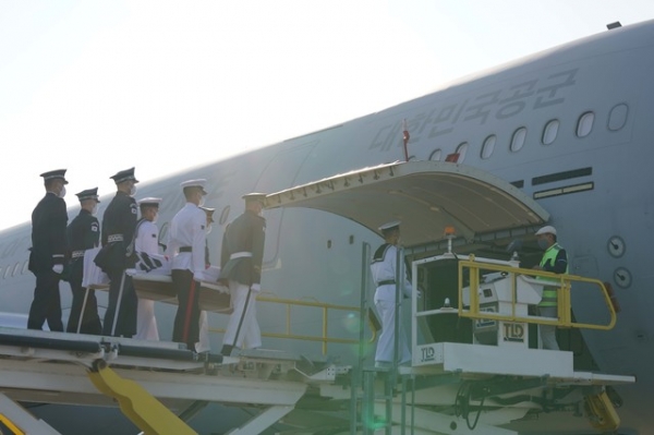 일제강점기 봉오동 전투 승리를 이끈 홍범도 장군의 유해가 15일 한국으로 봉환되기 위해 카자흐스탄 크즐오르다 공항에서 국군의장대에 의해 특별수송기(KC-330)로 모셔지고 있다. (사진=청와대 제공) 2021.08.15.